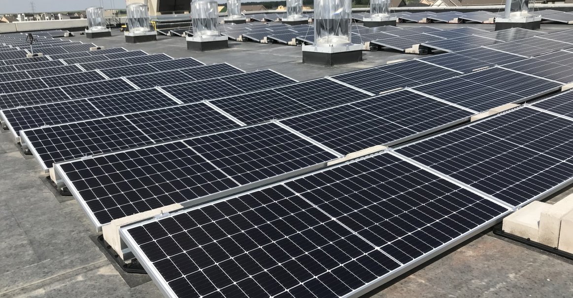 Close up of the Jinko Solar Eagle PERC HC 385W panels Jinko Solar Panels w/ Ballasted Racking